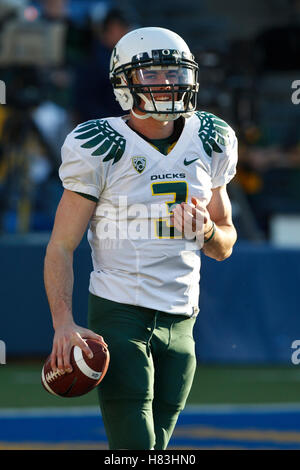 13. November 2010; Berkeley, CA, USA; Oregon Ducks Quarterback Bryan Bennett (3) erwärmt sich vor dem Spiel gegen die California Golden Bears im Memorial Stadium. Stockfoto