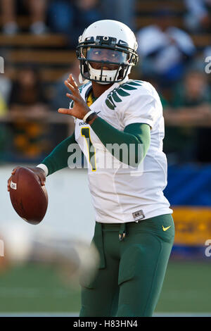 13. November 2010; Berkeley, CA, USA; Oregon Ducks Quarterback Darron Thomas (1) erwärmt sich vor dem Spiel gegen die California Golden Bears im Memorial Stadium. Stockfoto