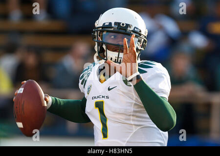 13. November 2010; Berkeley, CA, USA; Oregon Ducks Quarterback Darron Thomas (1) erwärmt sich vor dem Spiel gegen die California Golden Bears im Memorial Stadium. Stockfoto