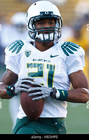 13. November 2010; Berkeley, CA, USA; Oregon Ducks Runningback LaMichael James (21) erwärmt sich vor dem Spiel gegen die California Golden Bears im Memorial Stadium. Stockfoto