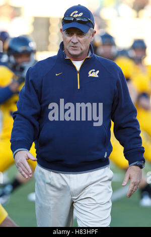 November 13, 2010, Berkeley, CA, USA; Kalifornien goldenen Bären Head Coach Jeff Tedford Uhren sein Team Aufwärmen vor dem Spiel gegen die Oregon ducks at Memorial Stadium. Stockfoto