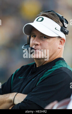 November 13, 2010, Berkeley, CA, USA; Oregon Ducks Head Coach chip Kelly am Rande gegen die Kalifornien goldenen Bären im ersten Quartal bei Memorial Stadium. Stockfoto