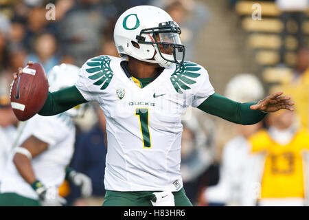 November 13, 2010, Berkeley, CA, USA; Oregon Enten quarterback Darron Thomas (1) wirft einen Pass gegen den Kalifornien goldenen Bären im ersten Quartal bei Memorial Stadium. Stockfoto