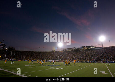 November 2010; Berkeley, CA, USA; Bryan Anger (rechts) trifft den Ball im zweiten Quartal gegen die Oregon Ducks im Memorial Stadium. Stockfoto