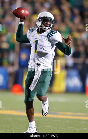 13. November 2010; Berkeley, CA, USA;  Oregon Ducks Quarterback Darron Thomas (1) täuscht einen Pass gegen die California Golden Bears im zweiten Quartal im Memorial Stadium. Stockfoto