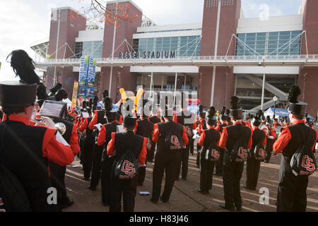 4. Dezember 2010; Corvallis, OR, USA;  Die Oregon State Beavers marschierendes Band führt außen Orchesterprobe-Stadion vor dem Spiel gegen die Oregon Ducks. Stockfoto