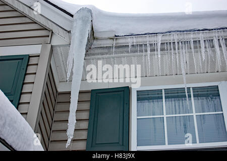 Eiszapfen hängen von der Decke Stockfoto