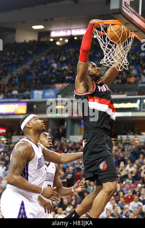 19. Januar 2011; Sacramento, Kalifornien, USA;  Portland Trail Blazers Power Forwards LaMarcus Aldridge (12) dunks Vergangenheit Sacramento Kings forward DeMarcus Cousins (15) im dritten Quartal in der ARCO Arena Power. Portland besiegte Sacramento 94-90 in der Overtime. Stockfoto
