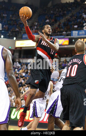 19. Januar 2011; Sacramento, Kalifornien, USA;  Portland Trail Blazers Power forward LaMarcus Aldridge (12) Triebe gegen die Sacramento Kings im dritten Quartal in der ARCO Arena. Portland besiegte Sacramento 94-90 in der Overtime. Stockfoto