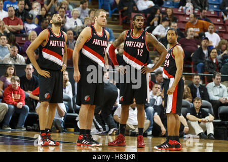 19. Januar 2011; Sacramento, Kalifornien, USA;  Portland Trail Blazers kleine weiterleiten Nicolas Batum (88) und Center Joel Przybilla (10) und Kraft vorwärts, LaMarcus Aldridge (12) und Point guard Andre Miller (24) während einer Auszeit im vierten Quartal gegen t Stockfoto
