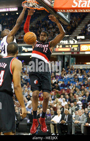 19. Januar 2011; Sacramento, Kalifornien, USA;  Portland Trail Blazers Power forward LaMarcus Aldridge (12) Dunks vor Sacramento Kings macht weiter Carl Landry (24) im vierten Quartal in der ARCO Arena. Portland besiegte Sacramento 94-90 in overti Stockfoto