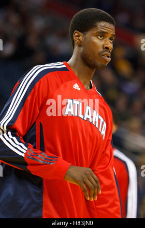 25. Februar 2011; Oakland, Kalifornien, USA;  Atlanta Hawks small forward Marvin Williams (24) erwärmt sich vor dem Spiel gegen die Golden State Warriors in Oracle Arena. Atlanta besiegte Golden State 95-79. Stockfoto