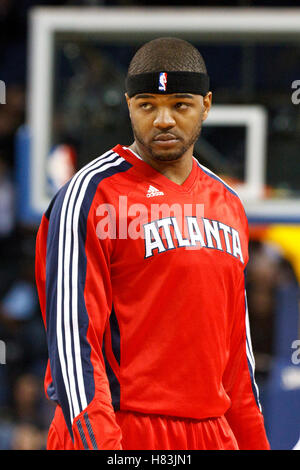 25. Februar 2011; Oakland, Kalifornien, USA;  Atlanta Hawks Power-forward Josh Smith (5) wärmt vor dem Spiel gegen die Golden State Warriors in Oracle Arena. Atlanta besiegte Golden State 95-79. Stockfoto