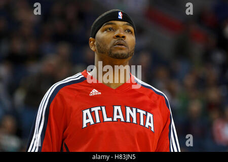 25. Februar 2011; Oakland, Kalifornien, USA;  Atlanta Hawks Power-forward Josh Smith (5) wärmt vor dem Spiel gegen die Golden State Warriors in Oracle Arena. Atlanta besiegte Golden State 95-79. Stockfoto