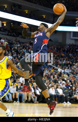 25. Februar 2011; Oakland, Kalifornien, USA;  Atlanta Hawks power forward Josh Smith (5) springt für ein Dunk gegen die Golden State Warriors im ersten Quartal bei Oracle Arena. Stockfoto