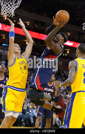 25. Februar 2011; Oakland, Kalifornien, USA;  Atlanta Hawks Power forward Josh Smith (5) Triebe über Golden State Warriors zentriert Andris Biedrins (15) im ersten Quartal auf Oracle Arena. Stockfoto