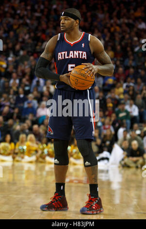 25. Februar 2011; Oakland, Kalifornien, USA;  Atlanta Hawks Power-forward Josh Smith (5) hält den Ball gegen die Golden State Warriors im zweiten Quartal in Oracle Arena. Atlanta besiegte Golden State 95-79. Stockfoto