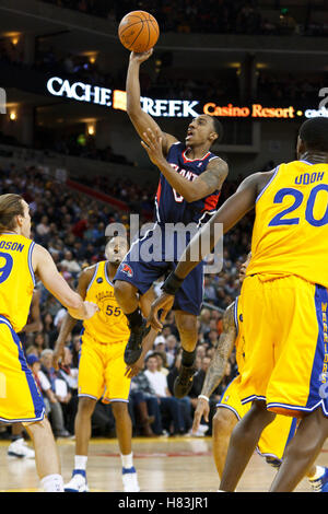 Februar 2011; Oakland, CA, USA; Atlanta Hawks schützen Jeff Teague (0) schießt gegen die Golden State Warriors während des zweiten Viertels in der Oracle Arena. Stockfoto