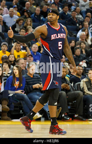25. Februar 2011; Oakland, Kalifornien, USA;  Atlanta Hawks power forward Josh Smith (5) während einer Auszeit im zweiten Quartal gegen die Golden State Warriors in Oracle Arena. Stockfoto