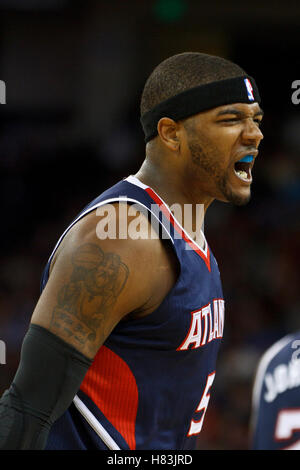25. Februar 2011; Oakland, Kalifornien, USA;  Atlanta Hawks Power-forward feiert Josh Smith (5) nach einem Spiel gegen die Golden State Warriors im dritten Quartal in Oracle Arena. Atlanta besiegte Golden State 95-79. Stockfoto