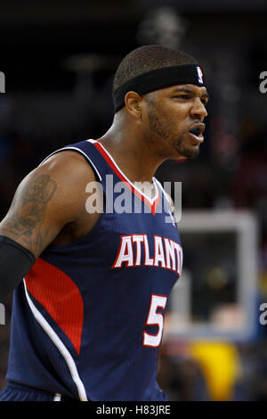 Februar 25, 2011; Oakland, Ca, USA; Atlanta Hawks Power Forward Josh Smith (5) feiert nach einem Spiel gegen die Golden State Warriors im dritten Quartal bei Oracle Arena. Atlanta besiegt Golden State 95-79. Stockfoto
