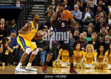 Februar 2011; Oakland, CA, USA; der Stürmer Josh Smith (5) von Atlanta Hawks wird im dritten Quartal in der Oracle Arena von Golden State Warriors Small Forward Dorell Wright (1) verteidigt. Atlanta besiegte Golden State 95–79. Stockfoto