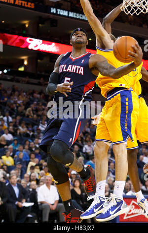 Februar 2011; Oakland, CA, USA; Josh Smith (5) schießt im vierten Quartal an der Oracle Arena vorbei am Golden State Warriors Center Louis Amundson (19). Atlanta besiegte Golden State 95–79. Stockfoto