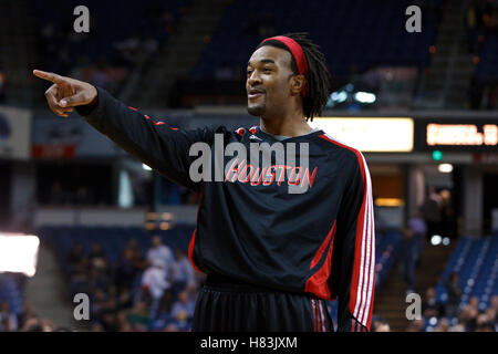 März 2011; Sacramento, CA, USA; Houston Rockets Forward Jordan Hill (27) scherzt mit Teamkollegen während der Aufwärmphase vor dem Spiel gegen die Sacramento Kings im Power Balance Pavilion. Houston besiegte Sacramento mit 123:101. Stockfoto