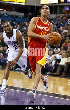 März 2011; Sacramento, CA, USA; Kevin Martin (12), der Shooting Guard der Houston Rockets, dribbelt im ersten Quartal im Power Balance Pavilion an den Sacramento Kings, Marcus Thornton (23) vorbei. Stockfoto
