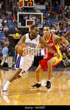 7. März 2011; Sacramento, Kalifornien, USA;  Sacramento Kings Guard Marcus Thornton (23) dribbelt Vergangenheit Houston Rockets schießen Kevin Martin (12) im dritten Quartal im Power Balance Pavillon zu schützen. Houston besiegt Sacramento 123-101. Stockfoto