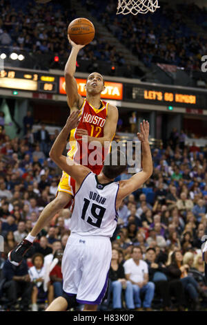 7. März 2011; Sacramento, Kalifornien, USA;  Houston Rockets schießen guard Kevin Martin (12) Triebe über Sacramento Kings Point Guard Beno Udrih (19) im dritten Quartal im Power Balance Pavillon. Houston besiegt Sacramento 123-101. Stockfoto