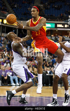 7. März 2011; Sacramento, Kalifornien, USA;  Houston Rockets forward Jordan Hill (27) Fouls Sacramento Kings power forward Darnell Jackson (41) im vierten Quartal im Power Balance Pavillon. Houston besiegt Sacramento 123-101. Stockfoto