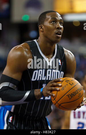 9. März 2011; Sacramento, Kalifornien, USA;  Orlando Magic Center Dwight Howard (12) schießt einen Freiwurf gegen die Sacramento Kings im ersten Quartal im Power Balance Pavillon. Orlando besiegte Sacramento 106-102. Stockfoto