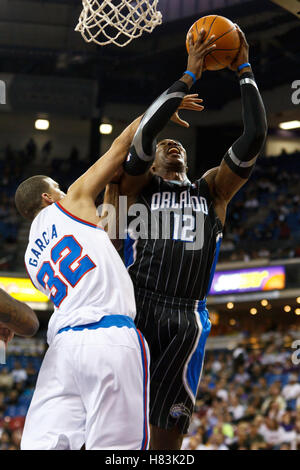 9. März 2011; Sacramento, Kalifornien, USA;  Orlando Magic Center Dwight Howard (12) schießt Vergangenheit Sacramento Kings Dreharbeiten Francisco Garcia (32) im ersten Quartal im Power Balance Pavillon zu schützen. Stockfoto