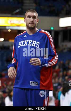 18. März 2011; Sacramento, Kalifornien, USA;  Philadelphia 76ers Zentrum Spencer Hawes (00) wärmt vor dem Spiel gegen die Sacramento Kings im Power Balance Pavillon. Philadelphia besiegte Sacramento 102-80. Stockfoto