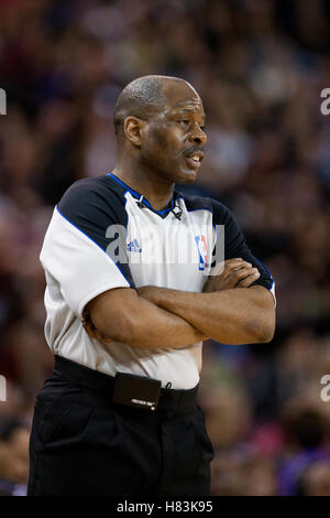 18. März 2011; Sacramento, Kalifornien, USA;  NBA-Schiedsrichter Derek Richardson (63) im zweiten Quartal zwischen den Sacramento Kings und die Philadelphia 76ers im Power Balance Pavillon. Philadelphia besiegte Sacramento 102-80. Stockfoto