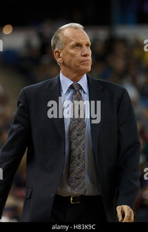 18. März 2011; Sacramento, Kalifornien, USA;  Philadelphia 76ers Cheftrainer Doug Collins an der Seitenlinie gegen die Sacramento Kings im ersten Quartal im Power Balance Pavillon. Philadelphia besiegte Sacramento 102-80. Stockfoto