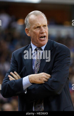 18. März 2011; Sacramento, Kalifornien, USA;  Philadelphia 76ers Cheftrainer Doug Collins an der Seitenlinie gegen die Sacramento Kings im dritten Quartal im Power Balance Pavillon. Philadelphia besiegte Sacramento 102-80. Stockfoto