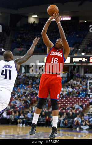 18. März 2011; Sacramento, Kalifornien, USA;  Philadelphia 76ers zentrieren Marreese Speights (16) Triebe über Sacramento Kings Power Forwards Darnell Jackson (41) im vierten Quartal im Power Balance Pavillon. Philadelphia besiegte Sacramento 102-80. Stockfoto