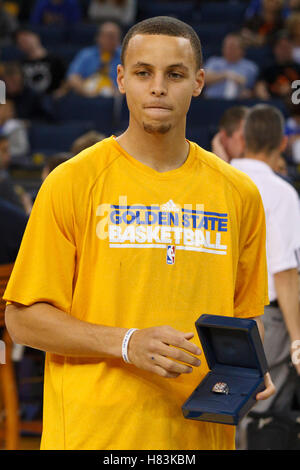 10. April 2011; Oakland, Kalifornien, USA;  Golden State Warriors Point Guard Stephen Curry (links) ist mit seinem 2010 FIBA World Championship Ring vor dem Spiel gegen die Sacramento Kings in Oracle Arena präsentiert. Stockfoto