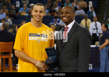 April 10, 2011; Oakland, Ca, USA; Golden State Warriors Point Guard Stephen Curry (links) mit seinem Basketball-weltmeisterschaft 2010 Ring von b.j. Johnson (rechts) vor dem Spiel gegen die Sacramento Kings bei Oracle Arena präsentiert wird. Stockfoto