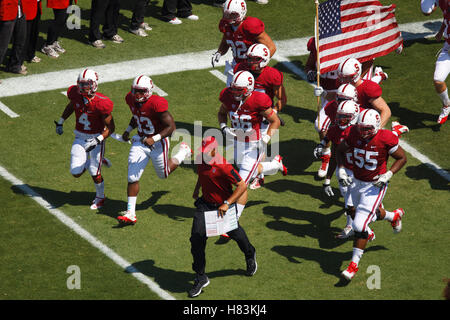 September 3, 2011; Stanford, CA, USA; Stanford cardinal Head Coach David Shaw führt seine Mannschaft auf dem Feld vor dem Spiel gegen die San Jose State spartans an der Stanford Stadium. Stockfoto