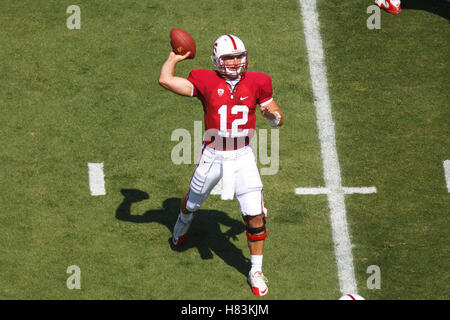 September 3, 2011; Stanford, CA, USA; Stanford Cardinal quarterback Andreas Luck (12) den Ball gegen die San Jose State spartans im ersten Quartal bei Stanford Stadium. Stockfoto