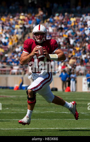 3. September 2011; Stanford, CA, USA;  Stanford Cardinal quarterback Andrew Luck (12) eilt zum Touchdown gegen die San Jose State Spartans im ersten Quartal bei Stanford Stadium. Stockfoto