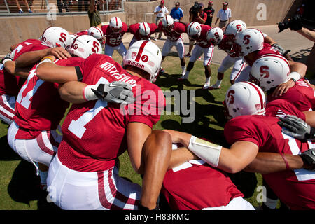 September 3, 2011; Stanford, CA, USA; Mitglieder der Stanford cardinal Handlung drängen sich vor dem Spiel gegen die San Jose State spartans an der Stanford Stadium. Stanford besiegt San Jose Zustand 57-3. Stockfoto