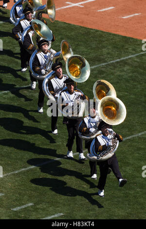 17. September 2011; San Francisco, CA, USA;  Die California Golden Bears marschierendes Band führt vor dem Spiel gegen die Presbyterianische blaue Schlauch im AT&T Park.  California besiegte Presbyterian 63-12. Stockfoto