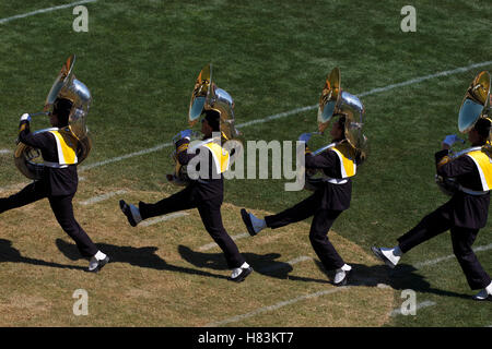 17. September 2011; San Francisco, CA, USA;  Die California Golden Bears marschierendes Band führt vor dem Spiel gegen die Presbyterianische blaue Schlauch im AT&T Park.  California besiegte Presbyterian 63-12. Stockfoto