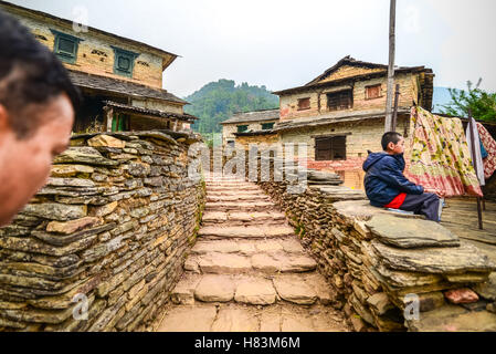 Mann geht durch Wanderweg im Sidhane Dorf, Distrikt Kaski, Nepal. Stockfoto