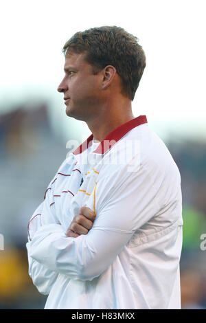 13. Oktober 2011; San Francisco CA, USA;  Southern California Trojaner Cheftrainer Lane Kiffin Uhren sein Team vor dem Spiel gegen die California Golden Bears im AT&T Park.  Southern California besiegte California 30-9. Stockfoto