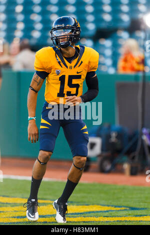 13. Oktober 2011; San Francisco CA, USA;  California Golden Bears Quarterback Zach Maynard (15) erwärmt sich vor dem Spiel gegen die südlichen Kalifornien-Trojaner im AT&T Park. Stockfoto